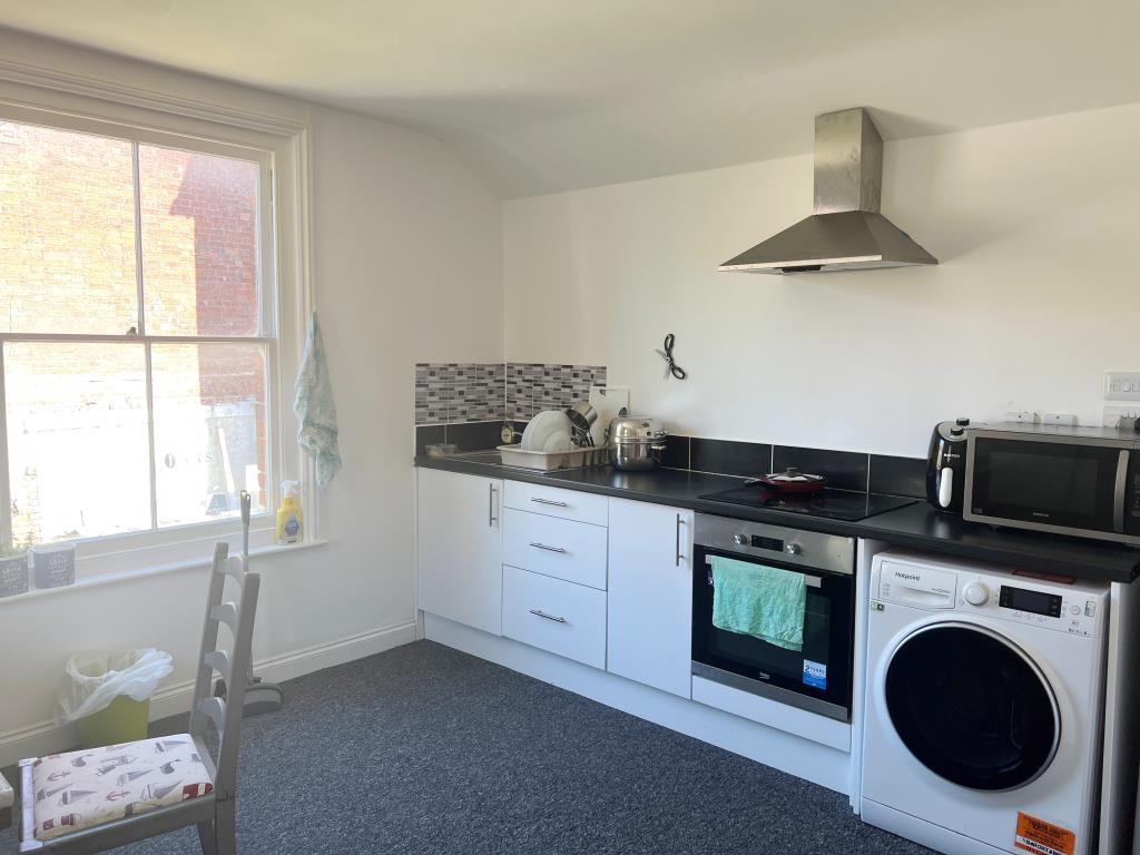 Lot: 25 - FREEHOLD INVESTMENT - FOUR TWO-BEDROOM AND ONE ONE-BEDROOM APARTMENTS - Kitchen of Flat 3